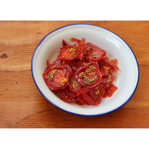 ベジランド佐藤さんの真っ赤なフルティカは、 樹熟で旨み濃厚!そのまま食べてよし、レシピも無限です。